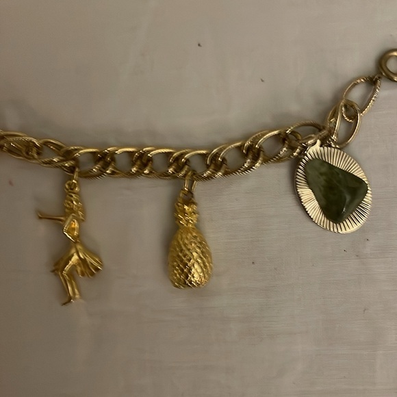 Gold Tone Charm Bracelet 6 Charms - Picture 6 of 6